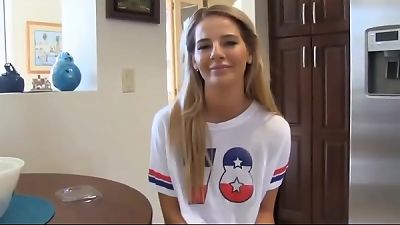 令人讨厌的美国 18 岁继姐，身材惊人，趁她男友在美国度假时，让她真正的加拿大步骤鸡巴婴儿面糊进入她的樱桃阴道