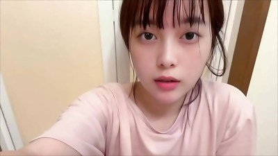 从健身房回家后，一只毛茸茸的大学小鸡通过抚摸她的气味猫来自慰。