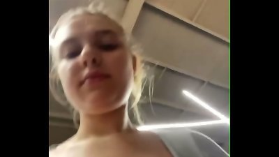 第一次双插。直肠他妈的与粗大的鸡巴