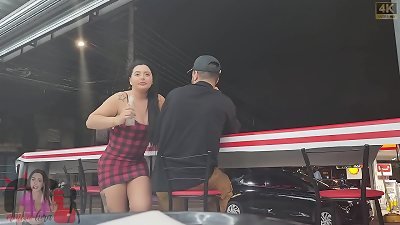 我去了面包店，戴绿帽子的人怂恿我去接那儿的年轻小伙子，给戴绿帽子的人漱口，我把他抱起来，在停车场和他做爱！