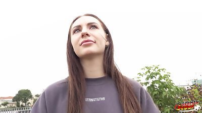 德国童子军 - 小瓜长阴户少女艾玛·埃文斯 (Emma Evans) 和公司铸造螺丝聊天