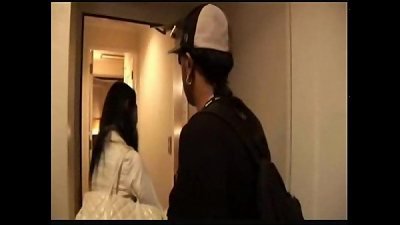 亚洲老人 VS 深色男人